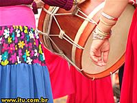 Público prestigia apresentação de samba de roda