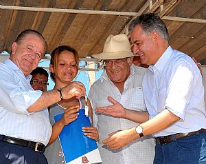 População recebe casas conquistadas através do projeto da CDHU