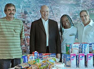 Unei e Totus Tus recebem leite e alimentos