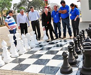 Peças de xadrez gigante são furtadas por estudantes em MG, Sul de Minas