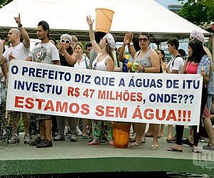 Protesto contra a falta de água para o centro de Itu