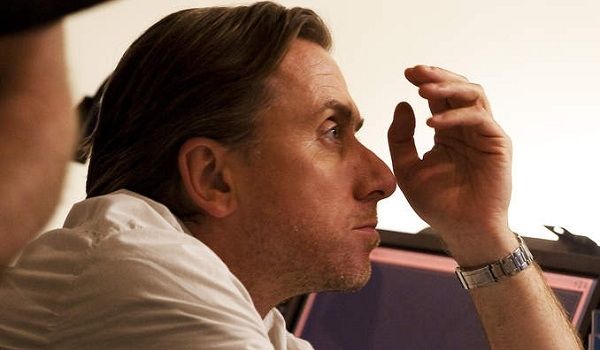 Roteiro flutuante de Lie To Me desperdiça talento de Tim Roth