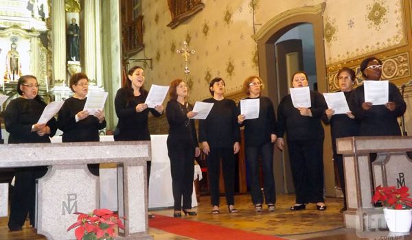 Coral Vozes de Itu emociona público com performance de Natal 