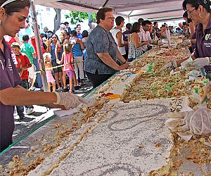 Sábado terá missa solene, corte do bolo gigante e Procissão Luminosa