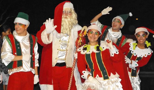 1ª Parada de Natal leva milhares de pessoas ao Centro de Itu